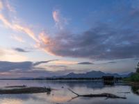 Harrasser Moosgraben am Chiemsee mit leuchtenden Wolken am Morgenhimmel
